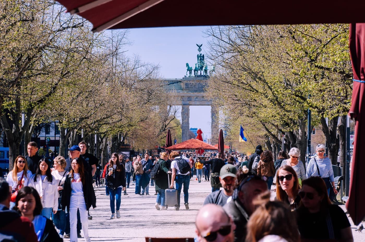 Unter den Linden, cu Poarta Brandenburg în capăt