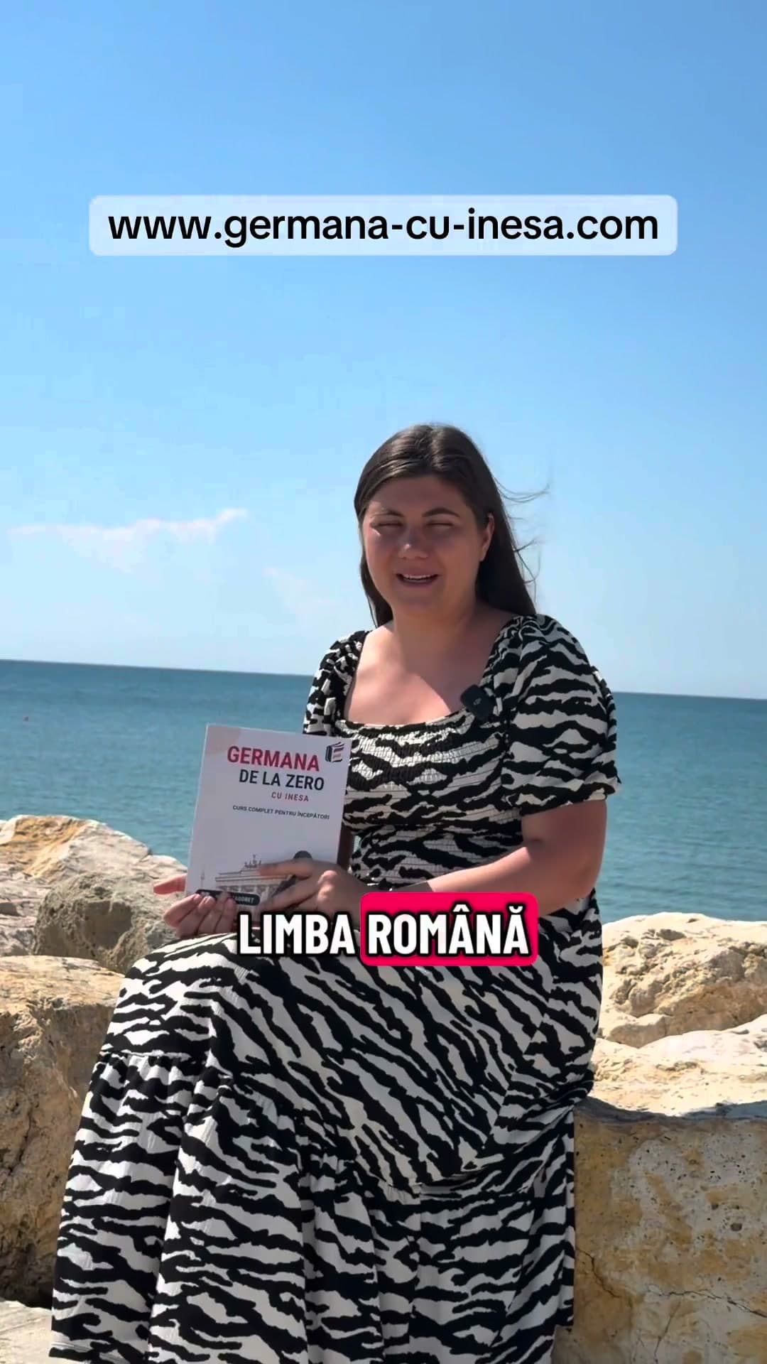 Inesa, pe malul mării, ținând în mâini manualul tipărit Germana de la Zero